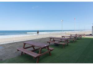 una fila de mesas de picnic en la playa en Hawaiian Cottage Villa Shirako1 - Vacation STAY 20421v, en Shirako
