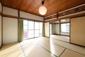 沼津市にあるNumazu - House - Vacation STAY 18494の大きな窓と天井が特徴の空き部屋