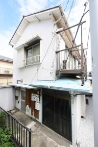 沼津市にあるNumazu - House - Vacation STAY 18494の白い建物(門、バルコニー付)