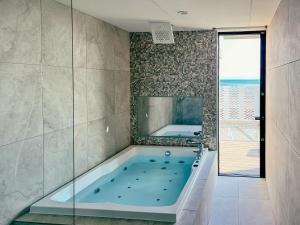 Ένα μπάνιο στο CORAL RESORT VILLA atsuhama - Vacation STAY 21217v