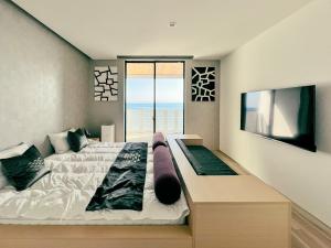 a bedroom with a bed and a view of the ocean at CORAL RESORT VILLA atsuhama - Vacation STAY 21316v in Sumoto