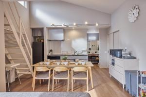 eine Küche und ein Esszimmer mit Tisch und Stühlen in der Unterkunft Fuji Kurasu Heart - Vacation STAY 19613v in Azagawa