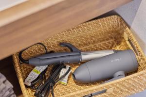 einen Korbkorb mit einem Haartrockner in der Unterkunft Fuji Kurasu Heart - Vacation STAY 19613v in Azagawa
