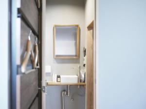 ein Badezimmer mit Waschbecken und Spiegel in der Unterkunft SAUNA&CURRY URI HIGASHIOSAKA - Vacation STAY 21491v in Osaka