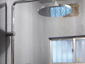 eine Lampe, die in einer Küche von der Wand hängt in der Unterkunft SAUNA&CURRY URI HIGASHIOSAKA - Vacation STAY 21491v in Osaka