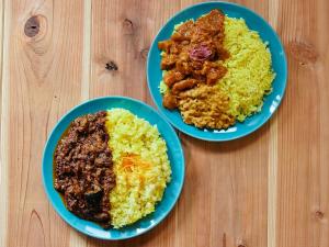 zwei Teller Essen auf einem Holztisch in der Unterkunft SAUNA&CURRY URI HIGASHIOSAKA - Vacation STAY 21491v in Osaka