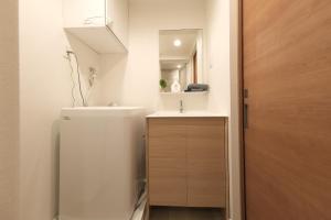 ein Badezimmer mit Waschbecken, Toilette und Spiegel in der Unterkunft Shiono Building - Vacation STAY 43324v in Yagisawa + 15 Fotos