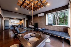 un salon avec un canapé et une table dans l'établissement AZUR Izu Atagawa aurora - Vacation STAY 31844v, à Okawa