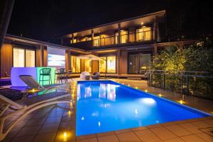 basen przed domem w nocy w obiekcie Poolen ITO - Vacation STAY 43910v w mieście Ito