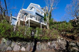 une maison au sommet d'un mur de roche dans l'établissement AZUR Izu Atagawa aurora - Vacation STAY 31844v, à Okawa