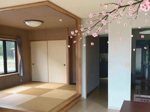 korytarz z różowymi kwiatami na gałęzi w obiekcie Gardens Mihama - Vacation STAY 46935v w mieście Wada