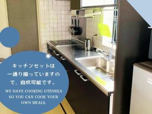kuchnia ze zlewem i lustrem w obiekcie Gardens Mihama - Vacation STAY 46935v w mieście Wada