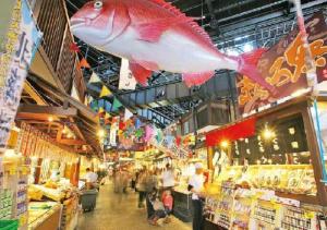 duża ryba wisząca na suficie rynku w obiekcie Gardens Mihama - Vacation STAY 46935v w mieście Wada