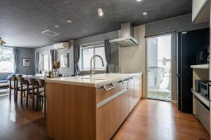 una cucina con un lavello e un piano di lavoro di THE GRACIOUS - Vacation STAY 18633 a Sapporo