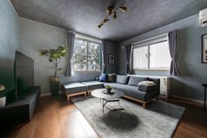 un soggiorno con un divano e un tavolo di THE GRACIOUS - Vacation STAY 18633 a Sapporo