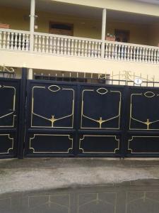 ein schwarzes Tor mit goldenen Designs darauf in der Unterkunft Gonio Apsaros House in Gonio