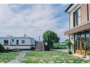 an rv and a tent next to a house at HOSTEL ALA - Vacation STAY 52540v in Tsunō