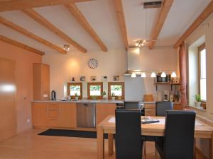 a large kitchen with a wooden table and chairs at Ferienwohnung im malerischen Eslohe in Eslohe