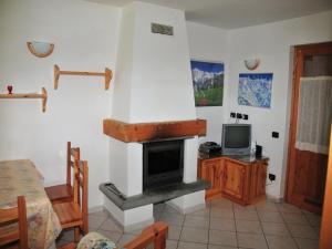 Μια τηλεόραση ή/και κέντρο ψυχαγωγίας στο Apartment in Antey-Saint-André near Ski Area