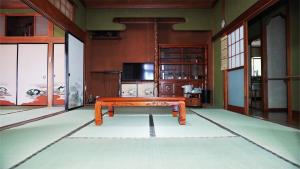 a living room with a bench in the middle of a room at Izunuma Lake Hill Tenjo - Vacation STAY 59016v in Tome