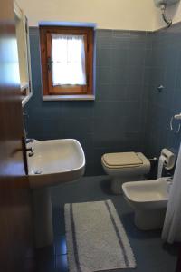 a bathroom with a sink and a toilet and a window at Il Gheriglio in Torano Nuovo