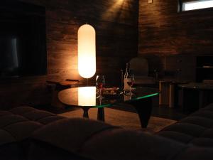 Cette chambre comprend une table avec des verres à vin et une lampe. dans l'établissement DAICHI Niseko HUT - Vacation STAY 18699, à Kutchan