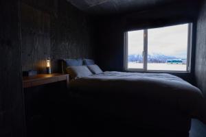 - une chambre sombre avec un lit et une fenêtre dans l'établissement DAICHI Niseko HUT - Vacation STAY 18699, à Kutchan