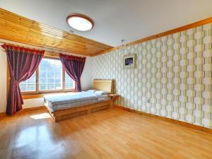 Postel nebo postele na pokoji v ubytování White Cabin