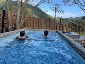 YoriiにあるNATURE HEALING KAMIYAMA - Vacation STAY 71980vのスイミングプールに座って2名