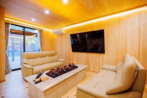a living room with two couches and a tv at Orihimekan - Vacation STAY 70154v in To-katta