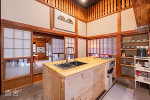 八千代市にあるKisya - Vacation STAY 18938の木製の壁のキッチン、シンク付きのカウンター
