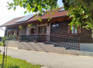 une maison en bois avec un porche et un balcon dans l'établissement Holiday Home Katica, à Donja Stubica