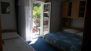 Postel nebo postele na pokoji v ubytování Apartments Šparada Mladen