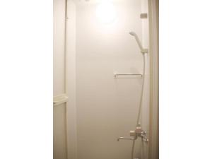 ein Badezimmer mit Dusche und Toilette in der Unterkunft MIYAVI hotel - Vacation STAY 75579v in Tokio