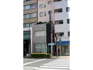 eine leere Straße vor einem hohen Gebäude in der Unterkunft MIYAVI hotel - Vacation STAY 75579v in Tokio
