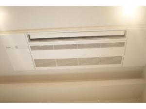 eine weiße Deckenklimaanlage in einem Zimmer in der Unterkunft MIYAVI hotel - Vacation STAY 75579v in Tokio