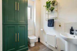 Ένα μπάνιο στο 4-Bed in Coulsdon 20 min London, 20 min Gatwick +29 φωτογραφίες