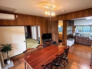 Un comedor con mesa y sillas de madera. en Solarium Komoro - Vacation STAY 84700v, en Komoro