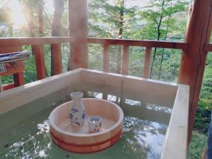bañera en el agua en el balcón en Solarium Komoro - Vacation STAY 84700v, en Komoro