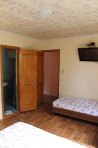 una camera con due letti e una porta per un bagno di Guest house Tsandrypsh a Tsandrypsh