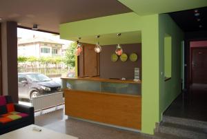 a bar in a restaurant with a green wall at Green Hisar Hotel Family in Hisarya