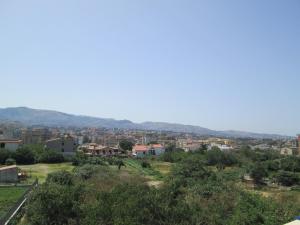 widok na miasto z góry w tle w obiekcie Bella Reggio w mieście Reggio di Calabria