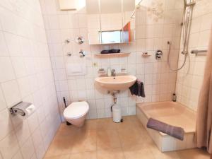 Un baño con lavabo, inodoro y ducha. en BodenSEE Friedrichshafen City Apartment "LARA", en Friedrichshafen 31 fotos más
