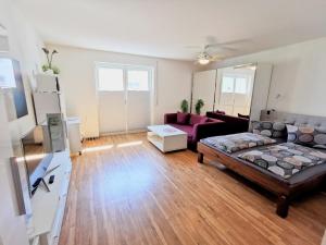 una sala de estar con un sofá y una mesa en BodenSEE Friedrichshafen City Apartment "LARA", en Friedrichshafen