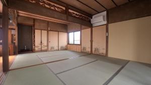 an empty room with a window in a building at Private accommodation Heki playground "Kawahara no - Vacation STAY 94708v in Furuichi