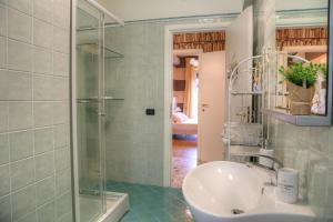 Koupelna v ubytování La Casetta di Lina Rooms and Apartments + 35 fotografií