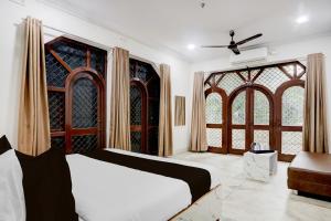 Postel nebo postele na pokoji v ubytování Super Hotel O Passport Office Nagpur Formerly Apex Stay Inn + 21 fotografií