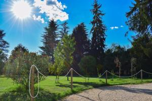 un parco con un'amaca sull'erba di Villa Miani camera floreale a Silea