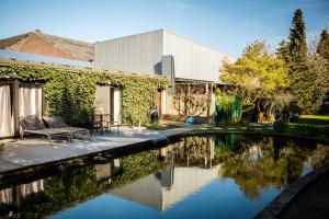 uma casa com piscina ao lado de um edifício em B&B 't Solveldje em Bilzen