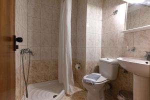 Koupelna v ubytování Ammoudi Hotel + 29 fotografií
